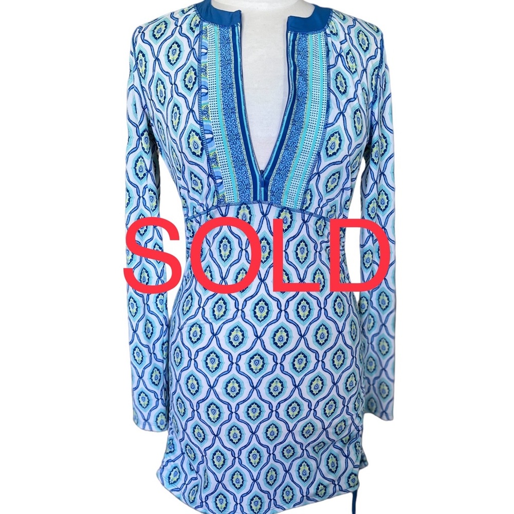 EUC. no defects. zipper slides easily. Ruched sides